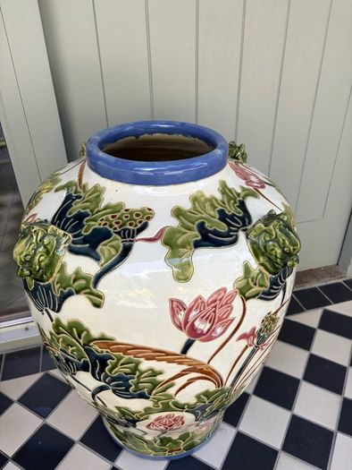 ceramic vase / urn