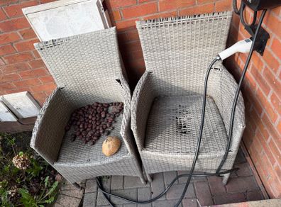 Garden table base (only) and x2 chairs
