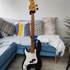 Lefty Encore P Bass Guitar Fender Amp