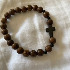 Bracelet beaded with cross