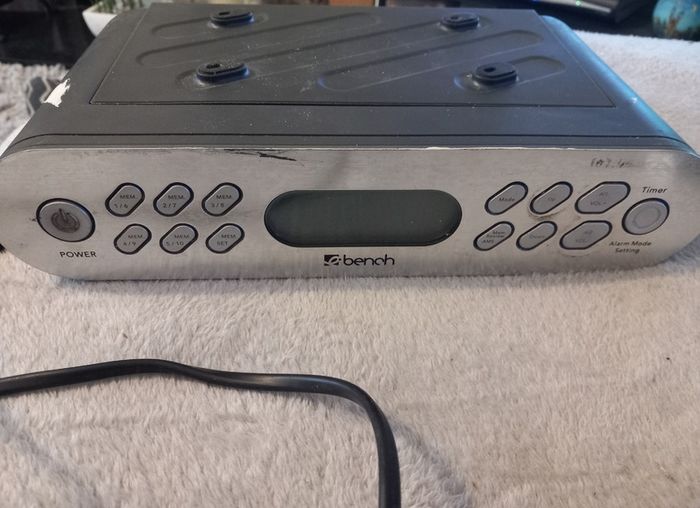 Bench clock radio