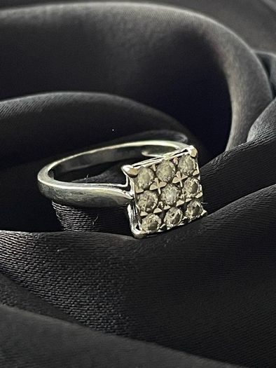 9ct white gold and Diamond Ring