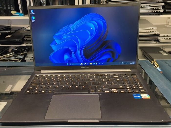 SAMSUNG Galaxy Book2 Laptop, Ultrafino, 15.6 inch FHD LED, 12th Gen Intel Core i5, Intel Iris Xe, RAM 8GB , 256GB NVMe SSD, Windows 11 Home