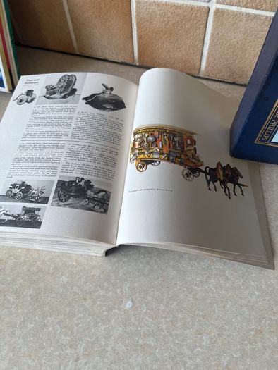 Collectors Encyclopedia of Antiques by Phoebe Phillips