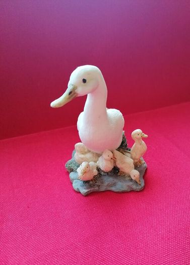 Duck with Ducklings Figurine (Leonardo Collection)