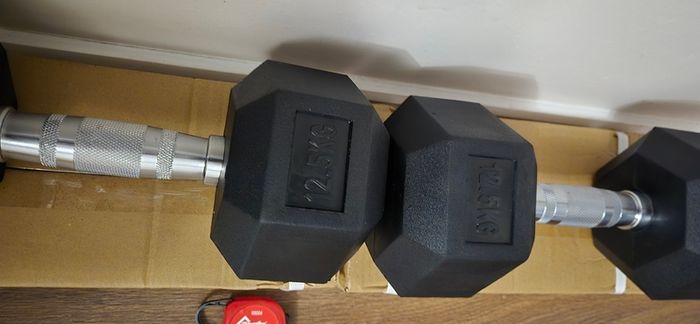 two brand new sets of hexagonal dumbbells , 2x12.5kg, 2x15kg
