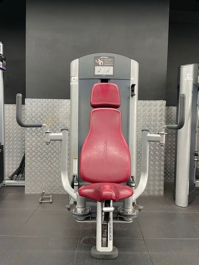Chest fly machine