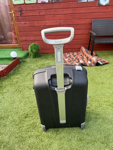 Large Samsonite suitcase