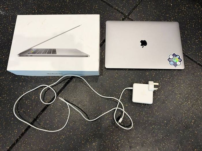 Apple MacBook Pro 15 2017- i7, 16GB RAM, 256GB SSD boxed
