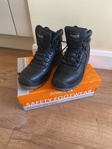 Workwear safety boots
