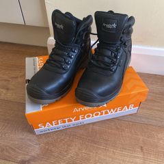 Workwear safety boots