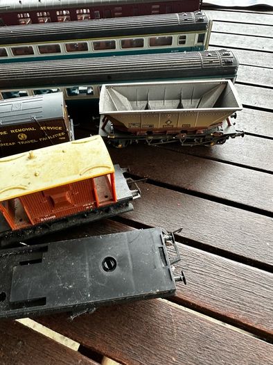 Some random parts for hornby trains. Included is 2 British rail coaches in need of repair. A Harry Potter coach. Also various goods trucks