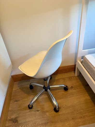 desk chair