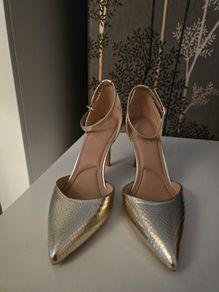 Ladies Gold High Heels Size 6 (EU 39)