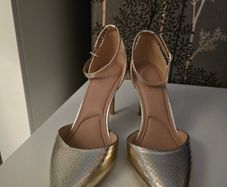 Ladies Gold High Heels Size 6 (EU 39)