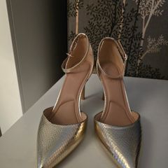 Ladies Gold High Heels Size 6 (EU 39)