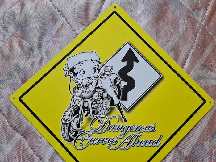 Vintage 2005 betty boop dangerous curves ahead metal sign 42x42 yellow in excellent condition