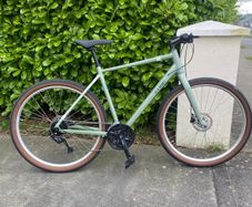 As new Cube Hyde city bicycle