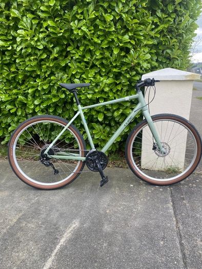 As new Cube Hyde city bicycle