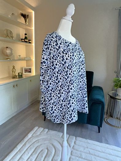 Ladies Blue & White Short Sleeved Top from Dunnes Stores. Size UK 24-26 / EU 52-54
