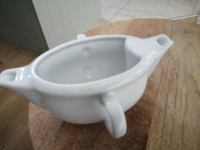 White porcelain ceramic gravy boat/jug
