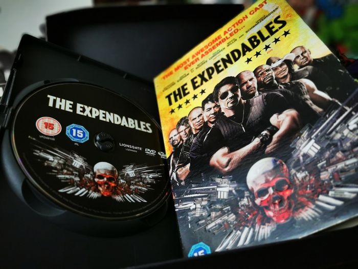 The Expendables ! DVD ! with Gold Foil Slipcase ! 2010 ! Sylvester Stalone ! Jason Statham ! Bruce Willis !