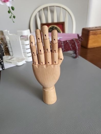 Articulated hand