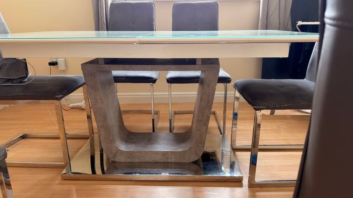 Extending Dinning Table with 6 Chairs