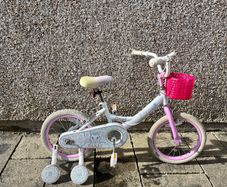 Children's / Kid's Concept Bicycle - 16 inch wheels & stabilisers