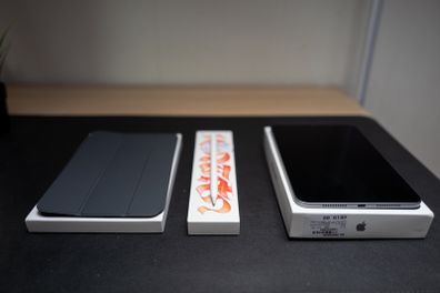 iPad Mini Space Grey  128GB ( A17pro ) + extras