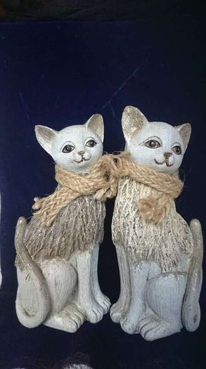 Cat figurines