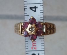 Garnet 9K gold ring with central diamond