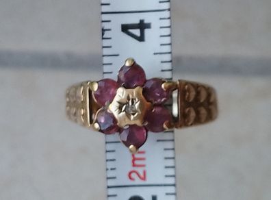 Garnet 9K gold ring with central diamond