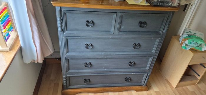 chest of drawers