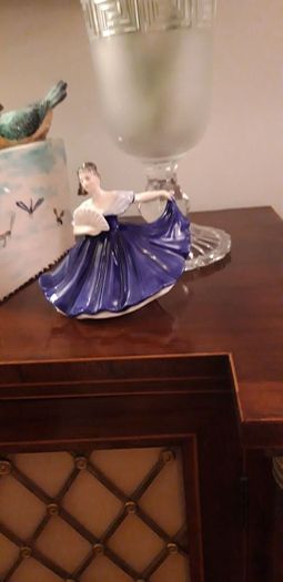 Beautiful Vintage 1979 Royal Doulton " ELAINE" Figurine