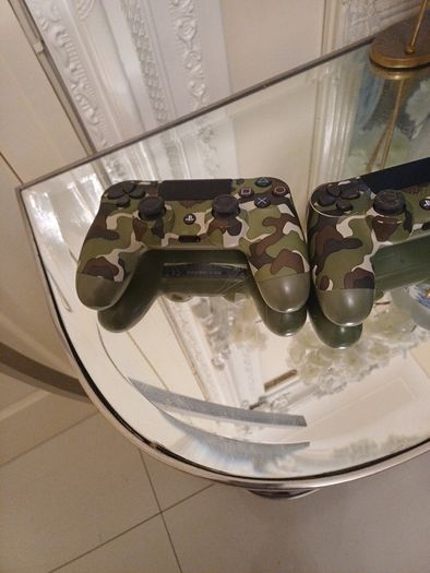 2 Playstation 4 controllers