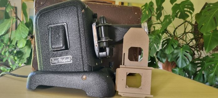 Vintage Neo-Diafant projector