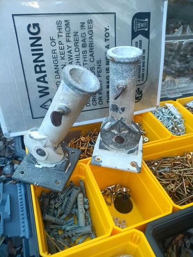 2 x Adjustable flag holders