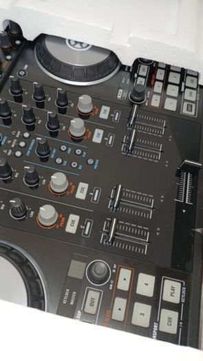 Native Instruments Traktor Kontrol S4 MK2 &Headset