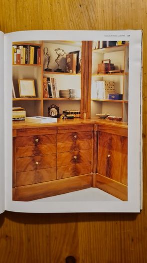 The Art Of Woodgraining. By Stewart Spencer. Techniques For Creating Painted Wood Effects On Interiors, Furniture And Objects.  FIRST EDITION. Large Volume Hardback With Dustjacket In Very Good Condition.
