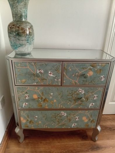 chest of drawers