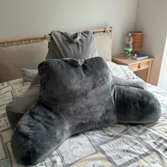 2 reading pillows