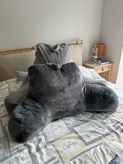 2 reading pillows