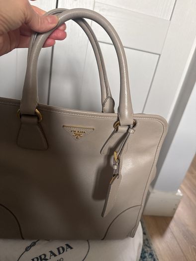 Amazing lather Prada bag, still in a very good condition.see photos