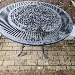 Cast Aluminium garden table and 6 chairs