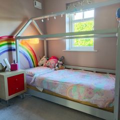 Children's house bed