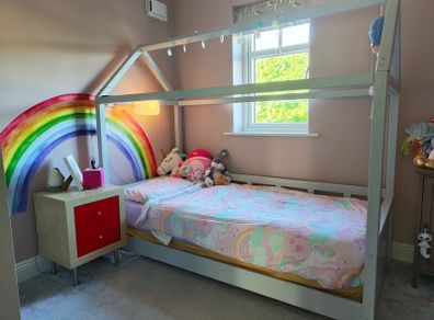 Children's house bed