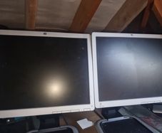 2 HP monitors (17 inch)