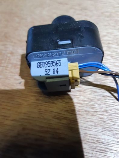 8e0959565 Wing mirror control switch