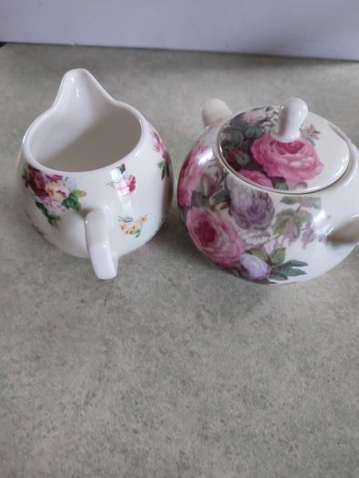 Rare find  Maxwell & Williams - Chintz, Rose Bud lidded sugar and creamer